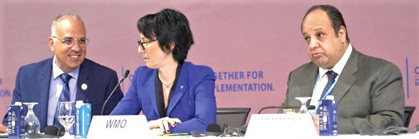 Hani Sewilam (left), the Egyptian Minister of Water Systems and Irrigation, having a discussion with Dr Elena Manaenkova. With them is the COP27 President, Sameh Shoukry